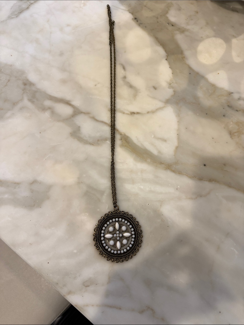 Antique-Style White Bead Pendant Necklace